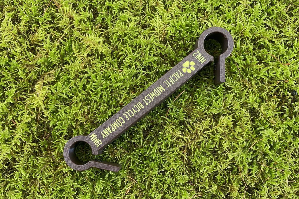 Hub cap puller, handle, large, reliable, specific