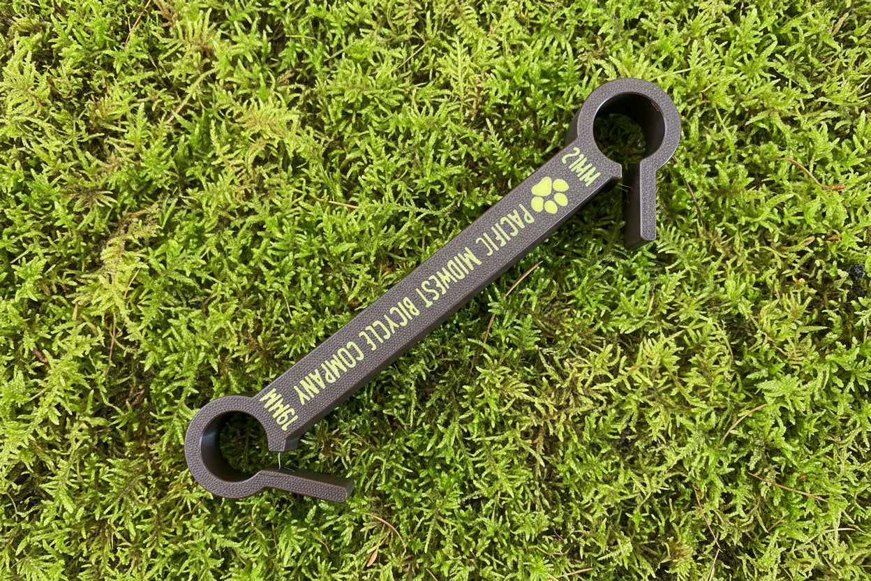 Hub cap puller, handle, large, reliable, specific